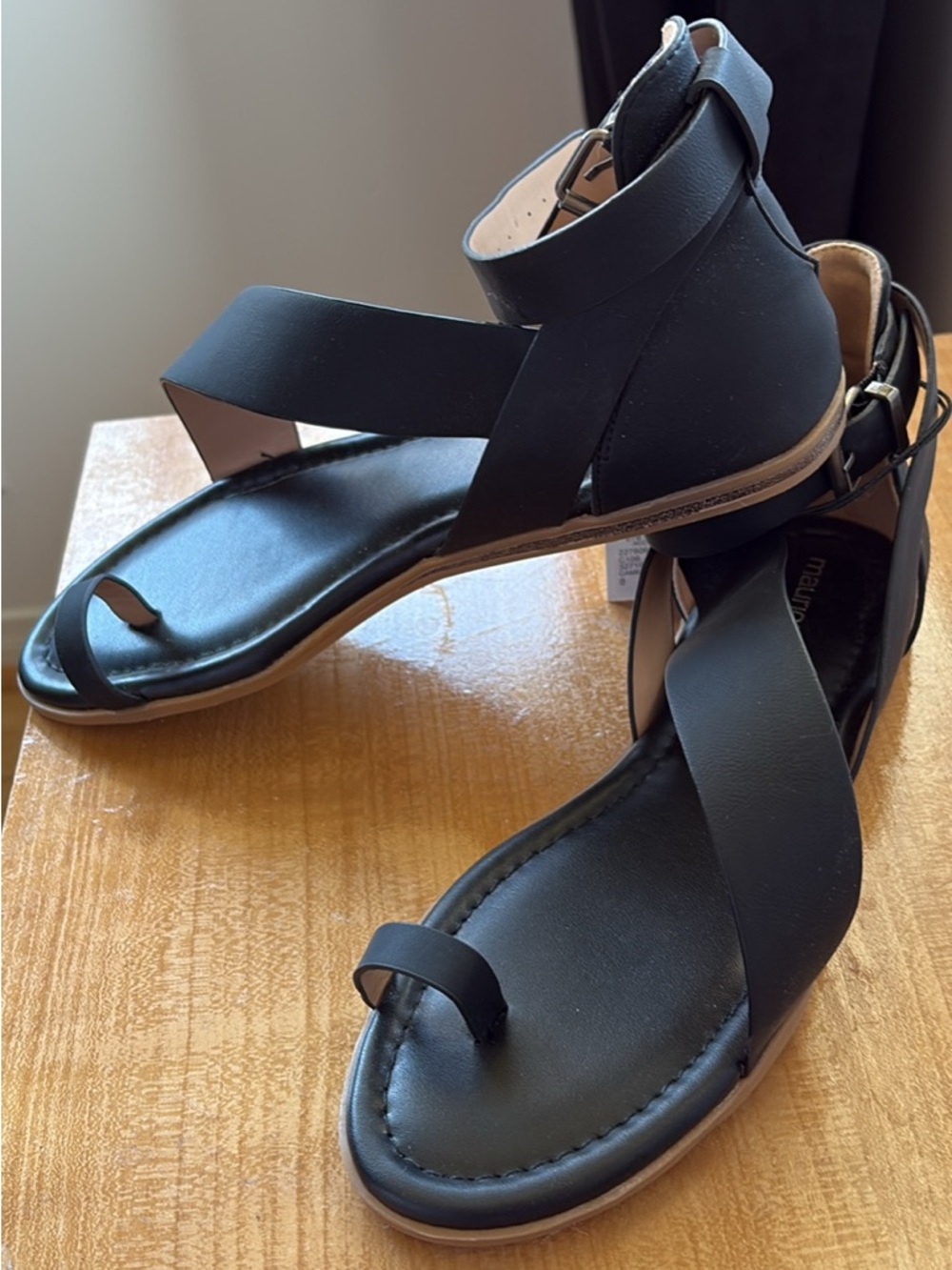 Women's Black Strappy Toe-Ring Sandals